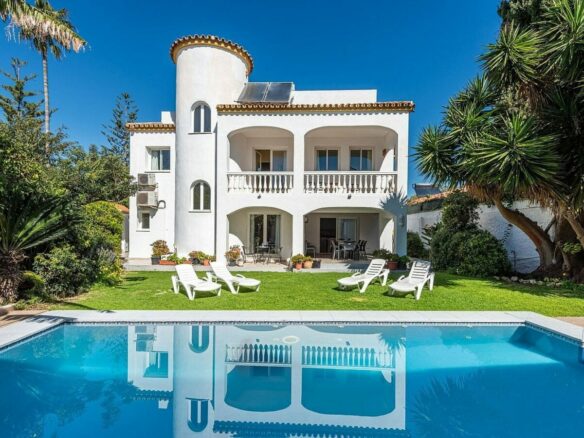 Beachside villa 100 m from the sea with roof terrace and pool Linda Vista Baja San Pedro