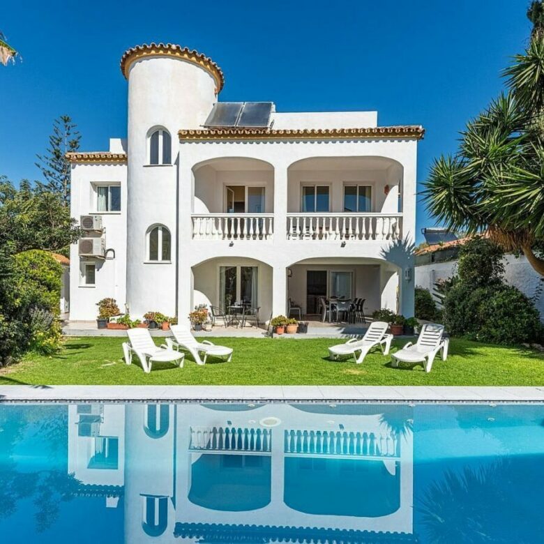 FOR SALE 🏡 Beachside Villa 100 m from the Sea with Roof Terrace and Pool – Linda Vista Baja, San Pedro 🇪🇸