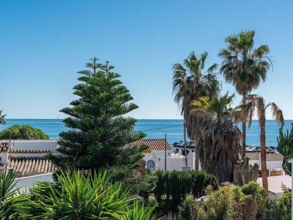 Beachside villa 100 m from the sea with roof terrace and pool Linda Vista Baja San Pedro