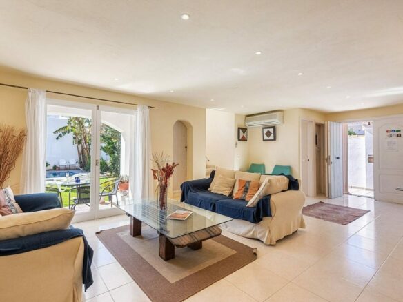 Beachside villa 100 m from the sea with roof terrace and pool Linda Vista Baja San Pedro
