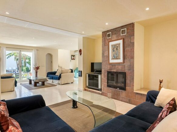Beachside villa 100 m from the sea with roof terrace and pool Linda Vista Baja San Pedro
