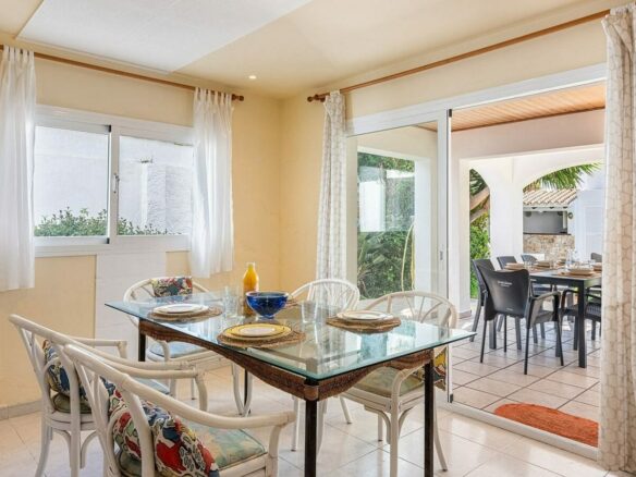 Beachside villa 100 m from the sea with roof terrace and pool Linda Vista Baja San Pedro