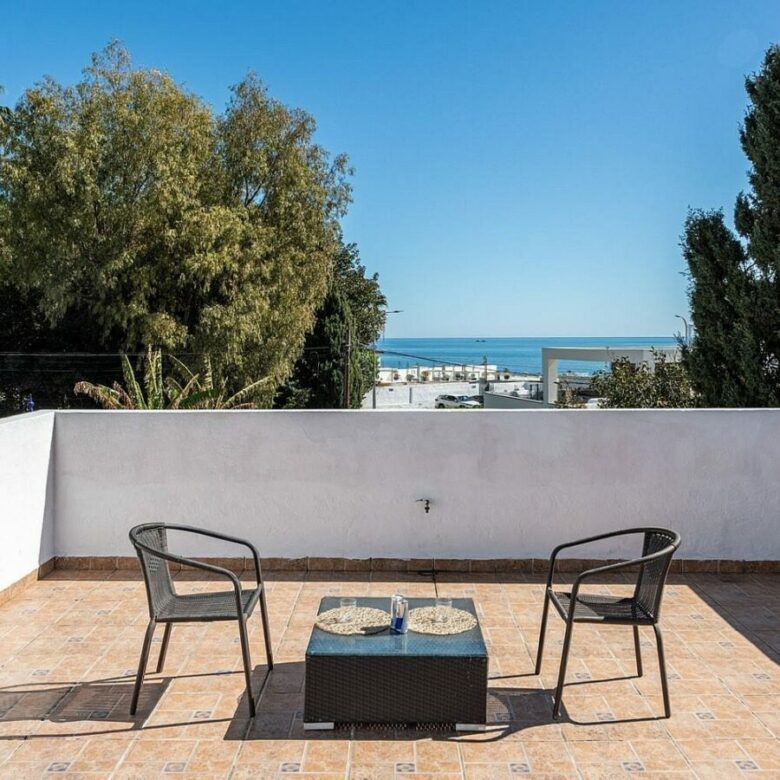 Beachside villa 100 m from the sea with roof terrace and pool Linda Vista Baja San Pedro