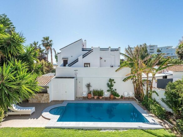 Beachside villa 100 m from the sea with roof terrace and pool Linda Vista Baja San Pedro