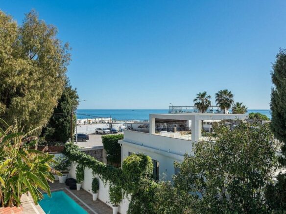 Beachside villa 100 m from the sea with roof terrace and pool Linda Vista Baja San Pedro