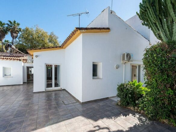 Beachside villa 100 m from the sea with roof terrace and pool Linda Vista Baja San Pedro