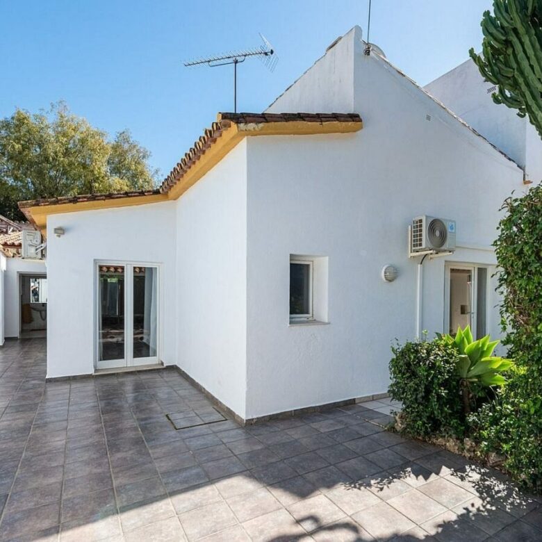 Beachside villa 100 m from the sea with roof terrace and pool Linda Vista Baja San Pedro