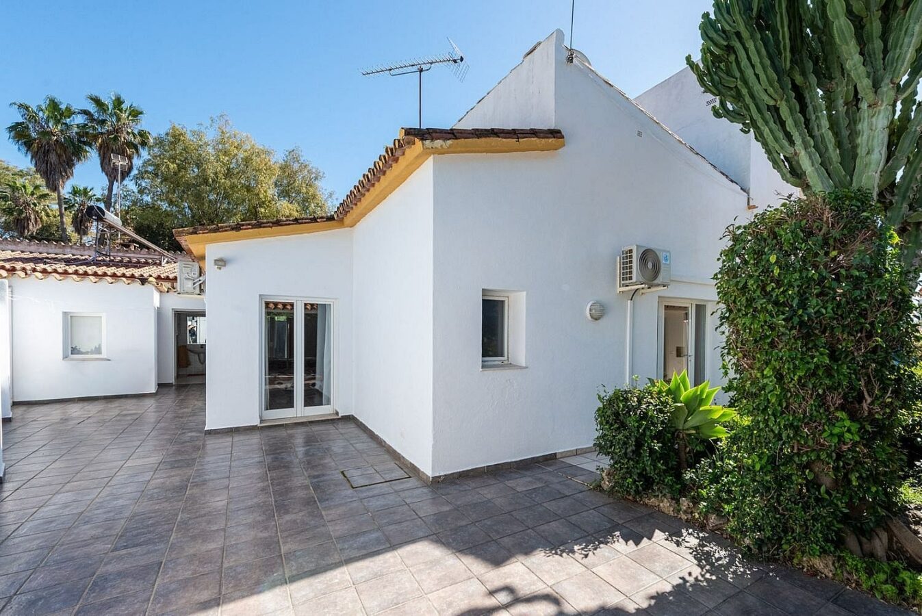 Beachside villa 100 m from the sea with roof terrace and pool Linda Vista Baja San Pedro