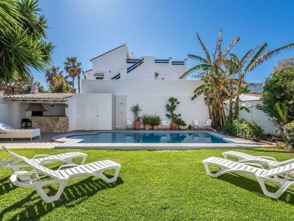 Beachside villa 100 m from the sea with roof terrace and pool Linda Vista Baja San Pedro