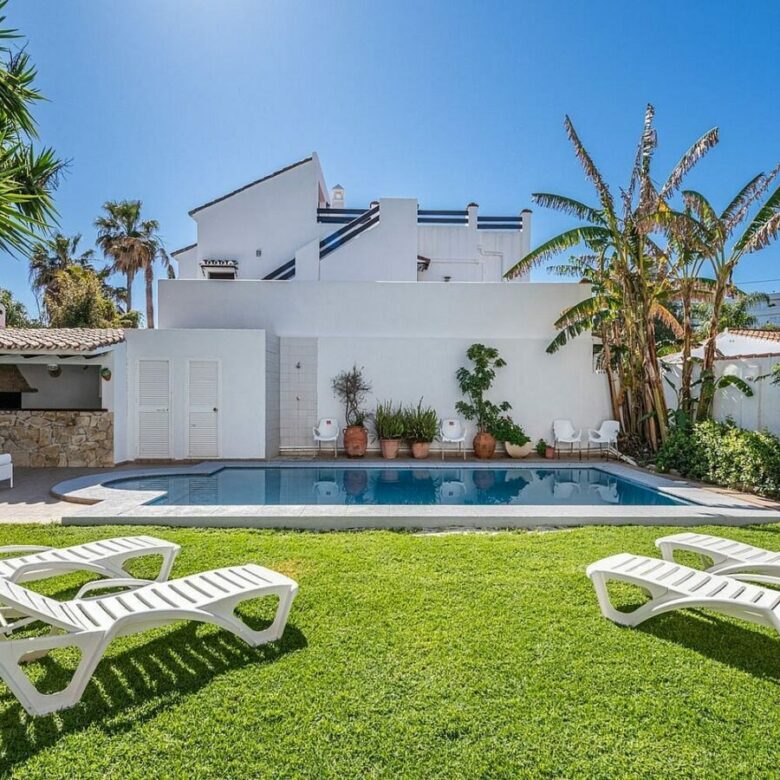 Beachside villa 100 m from the sea with roof terrace and pool Linda Vista Baja San Pedro