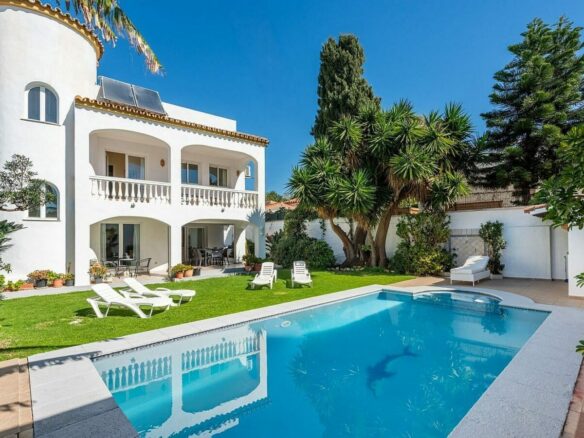 Beachside villa 100 m from the sea with roof terrace and pool Linda Vista Baja San Pedro
