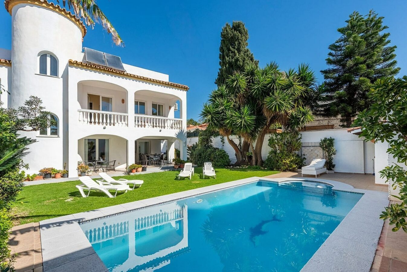 Beachside villa 100 m from the sea with roof terrace and pool Linda Vista Baja San Pedro