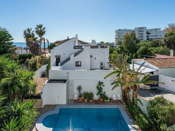 Beachside villa 100 m from the sea with roof terrace and pool Linda Vista Baja San Pedro
