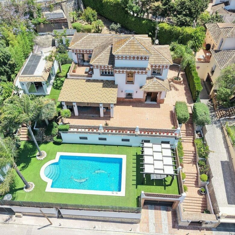 FOR SALE 🏡 Spacious South-West Facing Villa Steps from the Beach with Pool and Gym – Elviria, Marbella 🇪🇸