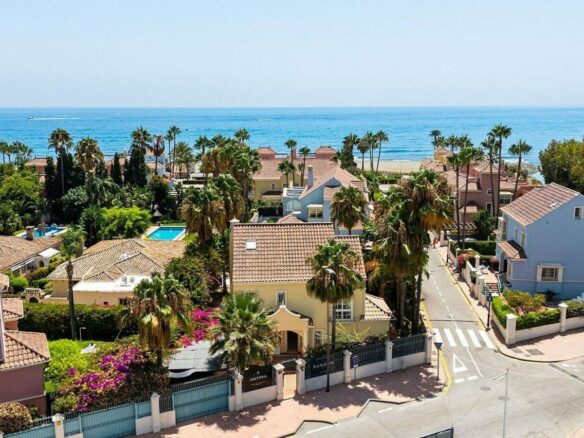 Beachside villa with renovation project Cortijo Blanco San Pedro de Alcantara