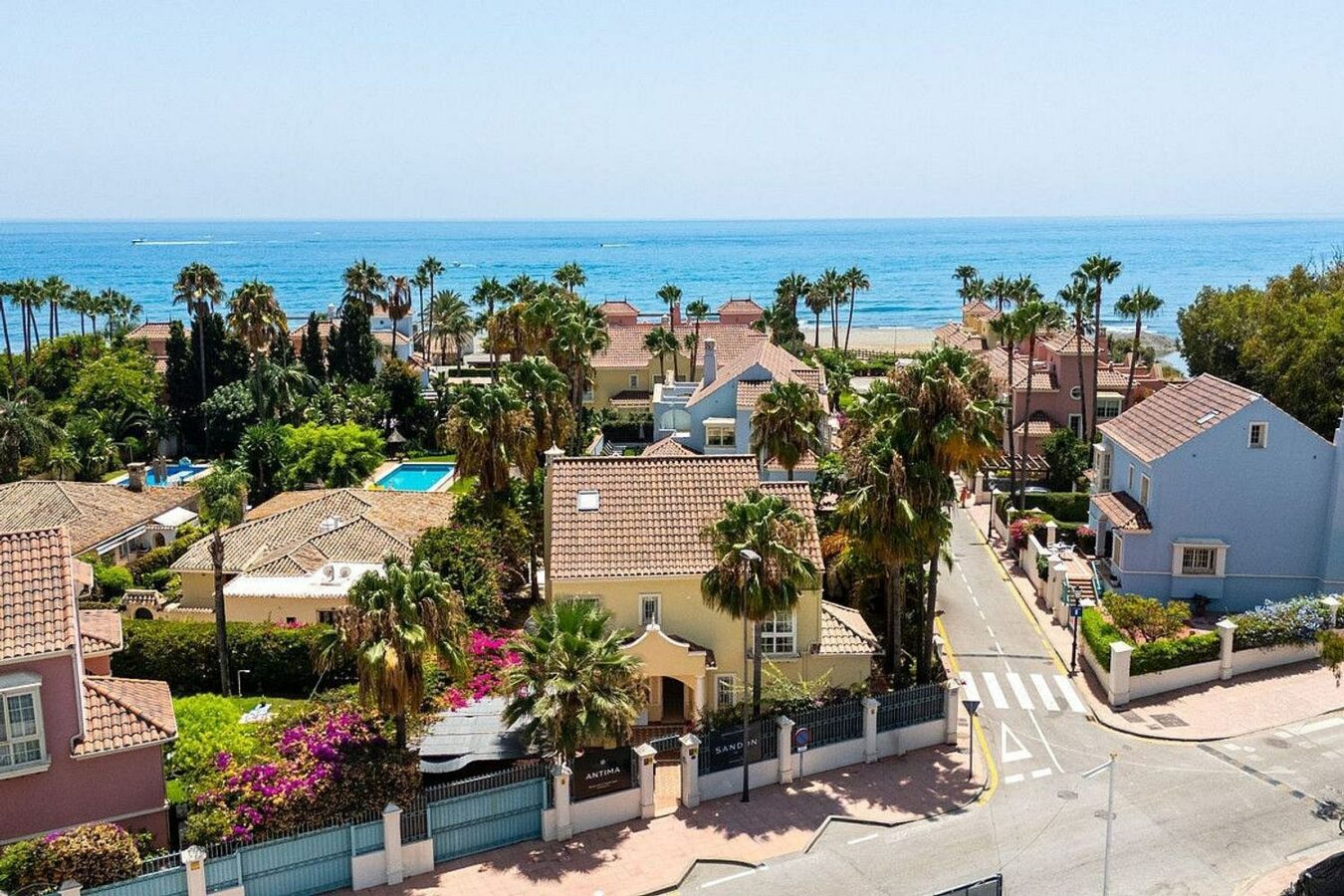 Beachside villa with renovation project Cortijo Blanco San Pedro de Alcantara