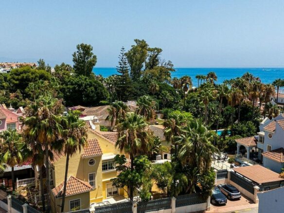 Beachside villa with renovation project Cortijo Blanco San Pedro de Alcantara