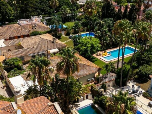 Beachside villa with renovation project Cortijo Blanco San Pedro de Alcantara