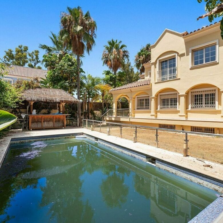 Beachside villa with renovation project Cortijo Blanco San Pedro de Alcantara