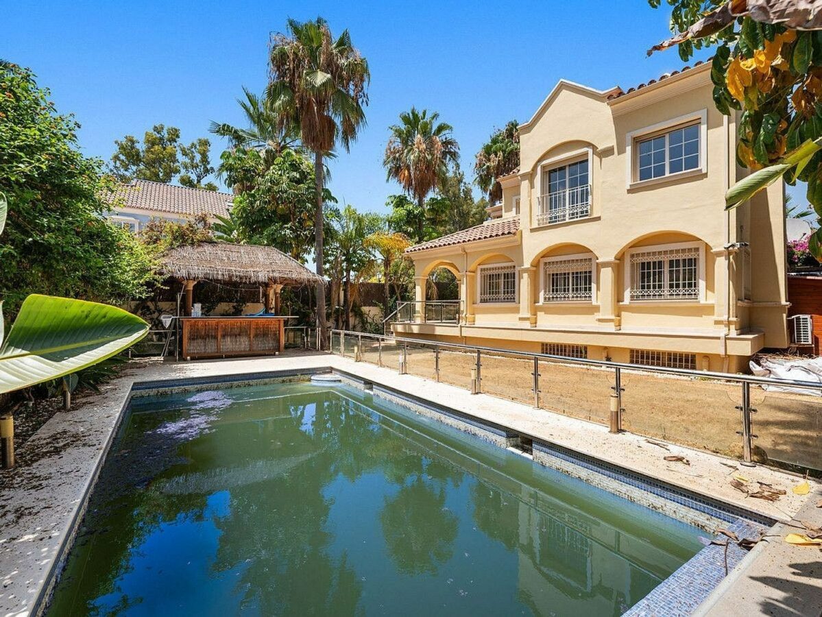 Beachside villa with renovation project Cortijo Blanco San Pedro de Alcantara