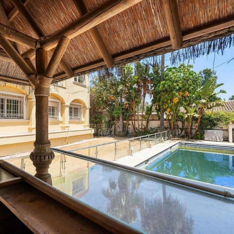 Beachside villa with renovation project Cortijo Blanco San Pedro de Alcantara