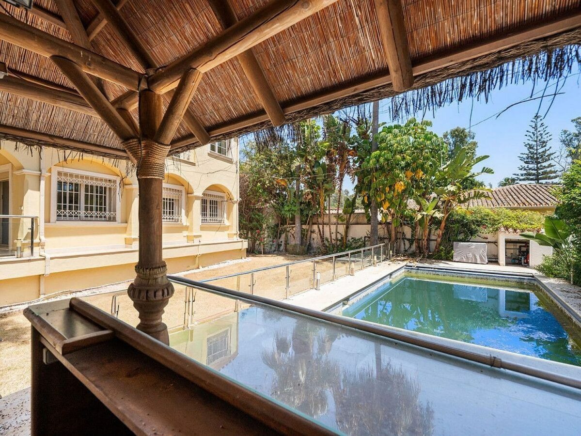 Beachside villa with renovation project Cortijo Blanco San Pedro de Alcantara