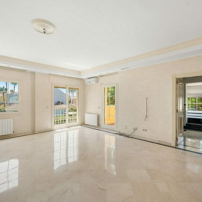 Beachside villa with renovation project Cortijo Blanco San Pedro de Alcantara