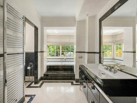 Beachside villa with renovation project Cortijo Blanco San Pedro de Alcantara