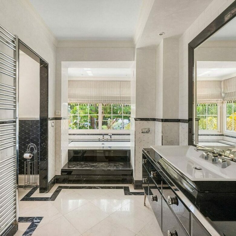 Beachside villa with renovation project Cortijo Blanco San Pedro de Alcantara