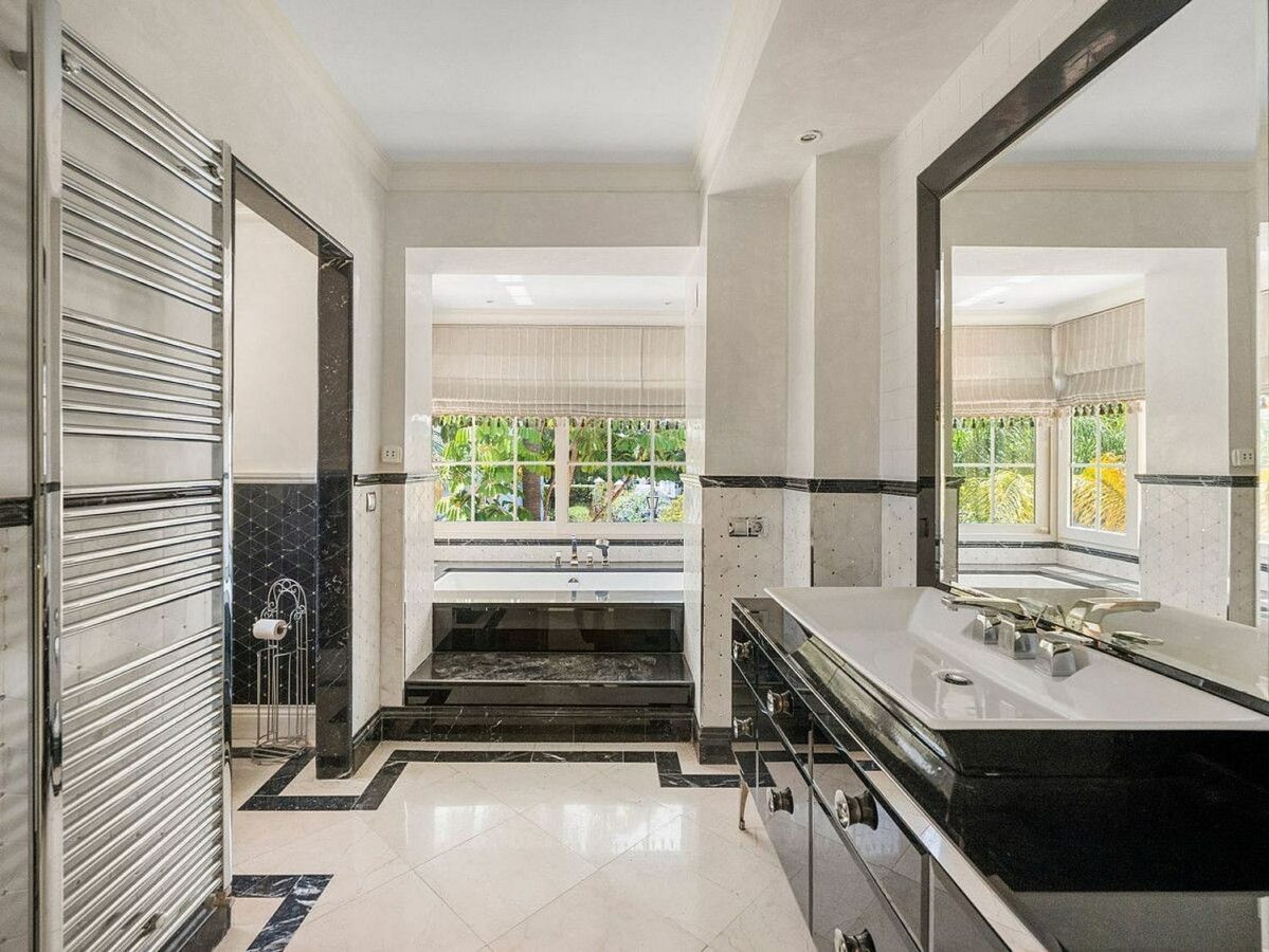 Beachside villa with renovation project Cortijo Blanco San Pedro de Alcantara
