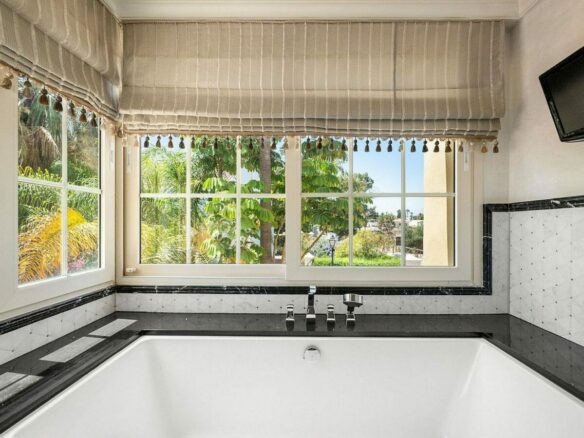 Beachside villa with renovation project Cortijo Blanco San Pedro de Alcantara