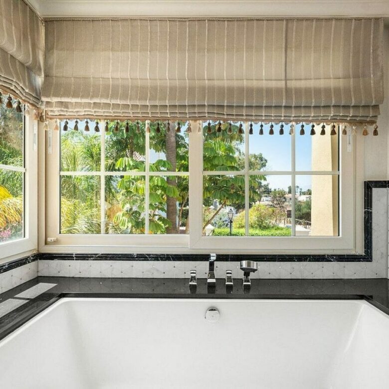 Beachside villa with renovation project Cortijo Blanco San Pedro de Alcantara