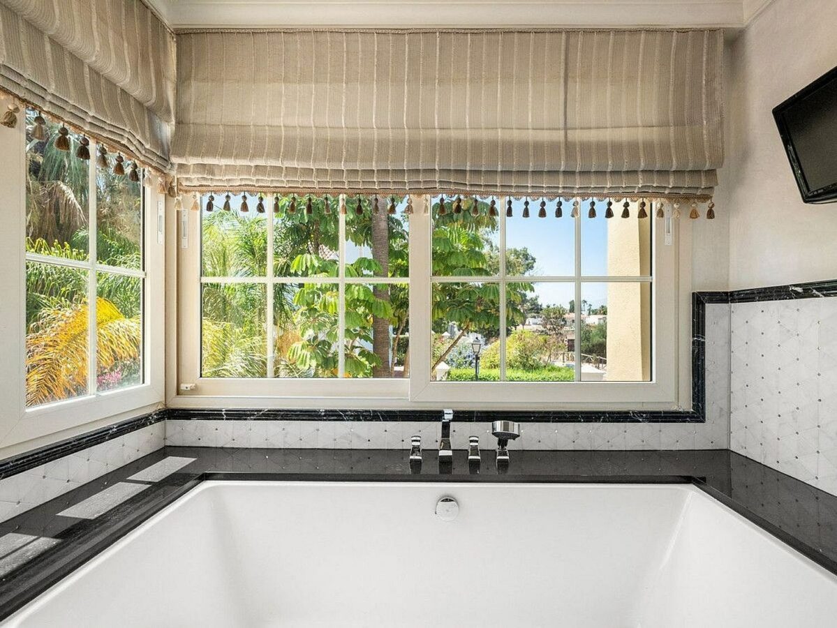 Beachside villa with renovation project Cortijo Blanco San Pedro de Alcantara
