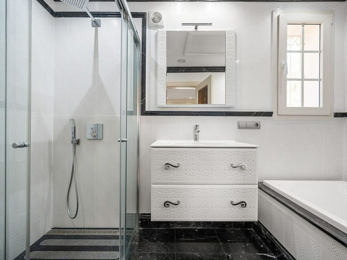 Beachside villa with renovation project Cortijo Blanco San Pedro de Alcantara
