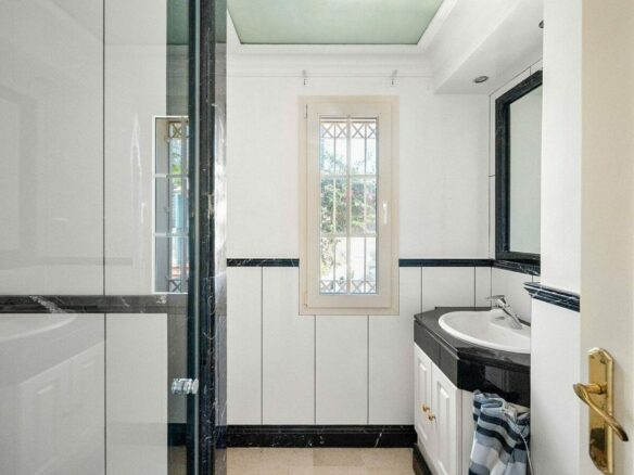 Beachside villa with renovation project Cortijo Blanco San Pedro de Alcantara