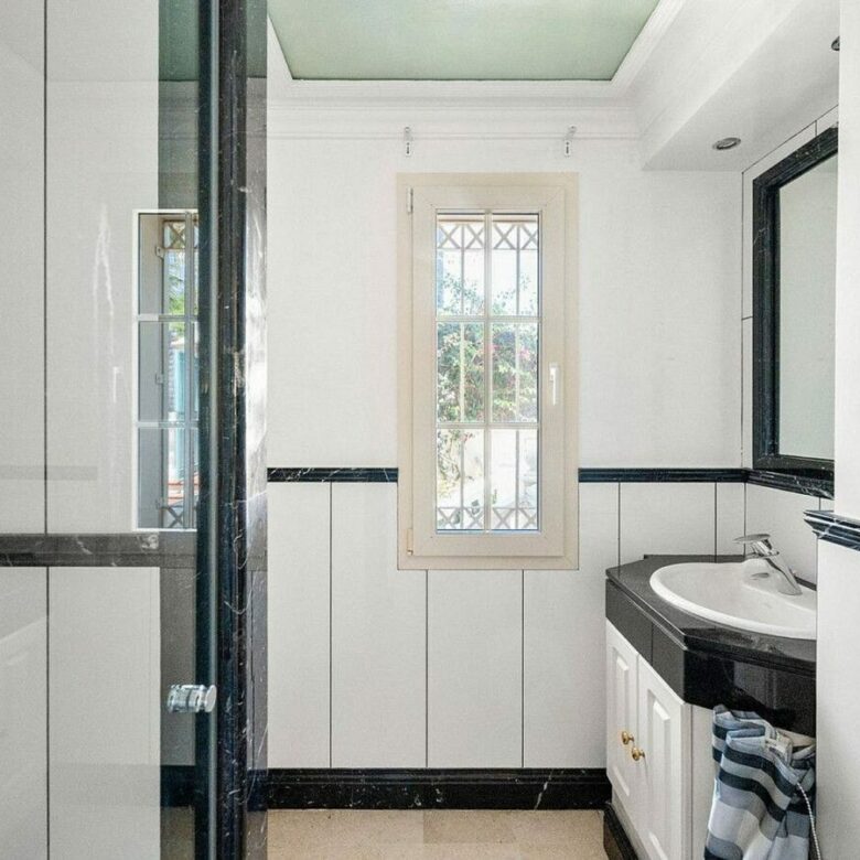 Beachside villa with renovation project Cortijo Blanco San Pedro de Alcantara