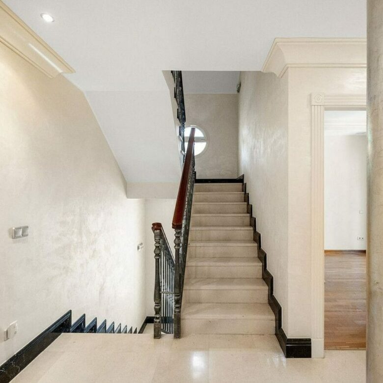 Beachside villa with renovation project Cortijo Blanco San Pedro de Alcantara