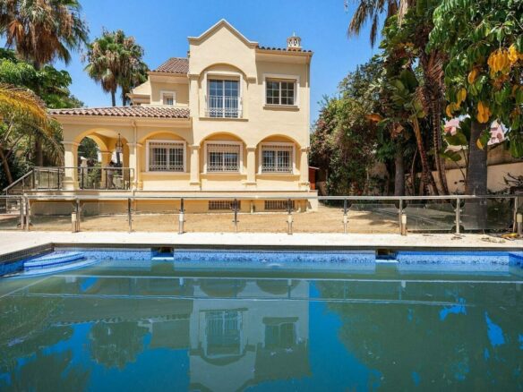 Beachside villa with renovation project Cortijo Blanco San Pedro de Alcantara