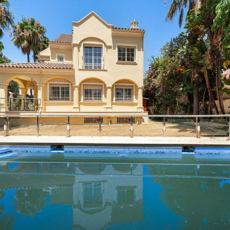 Beachside villa with renovation project Cortijo Blanco San Pedro de Alcantara