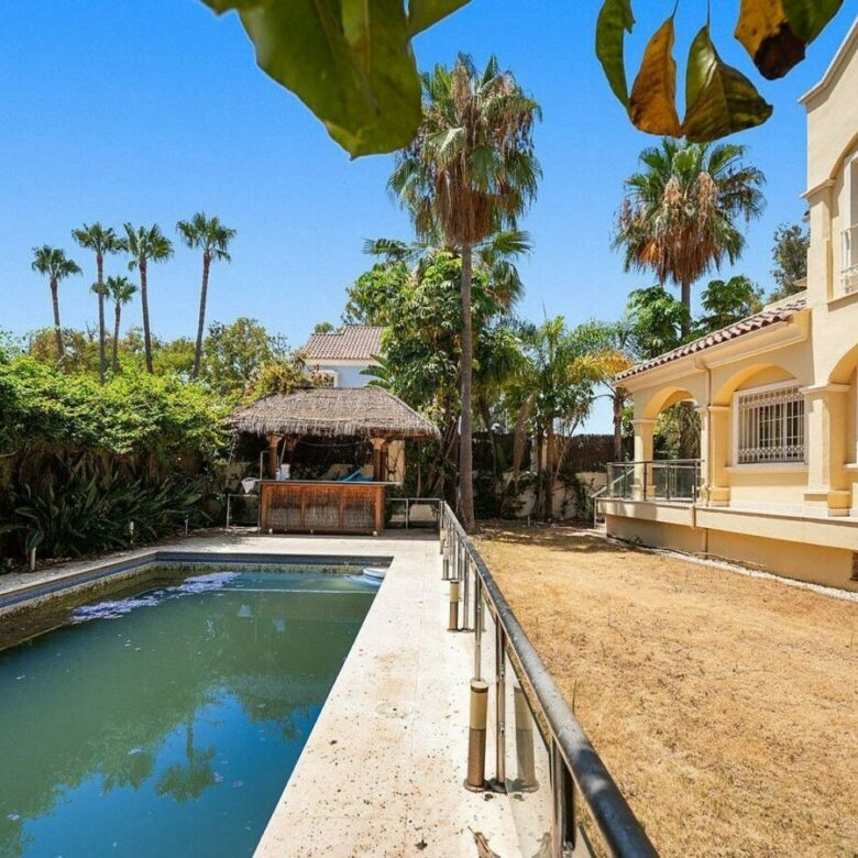 Beachside villa with renovation project Cortijo Blanco San Pedro de Alcantara