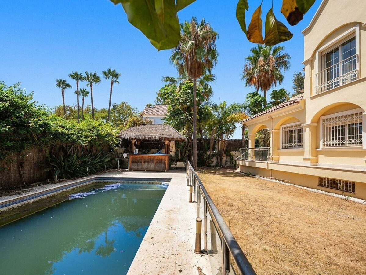 Beachside villa with renovation project Cortijo Blanco San Pedro de Alcantara