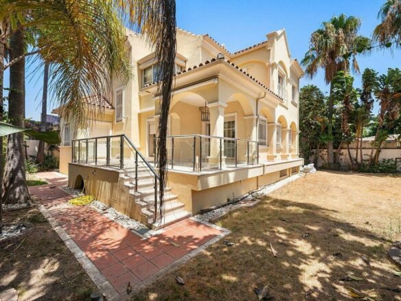 Beachside villa with renovation project Cortijo Blanco San Pedro de Alcantara