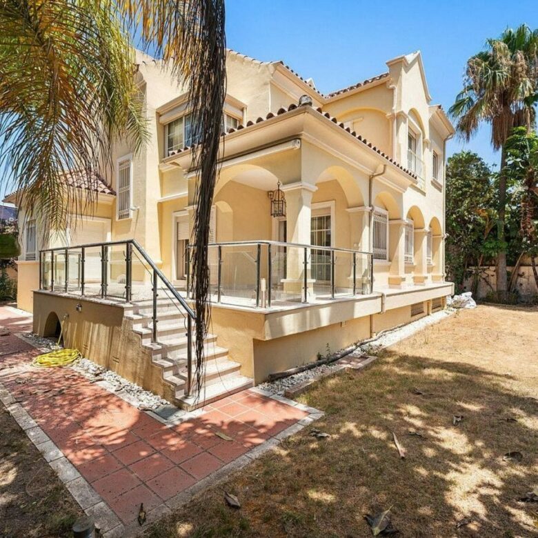 Beachside villa with renovation project Cortijo Blanco San Pedro de Alcantara