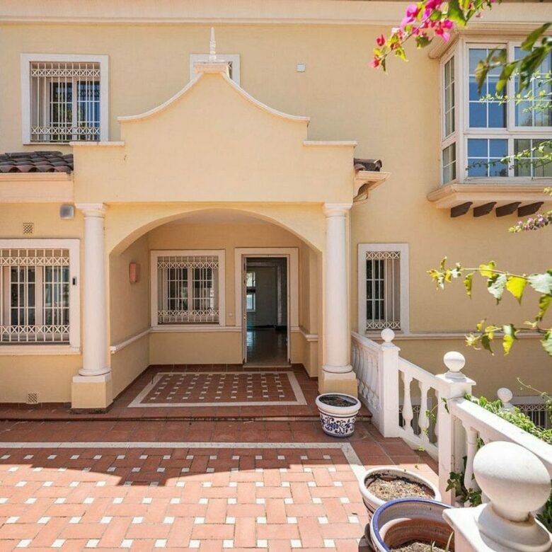 Beachside villa with renovation project Cortijo Blanco San Pedro de Alcantara
