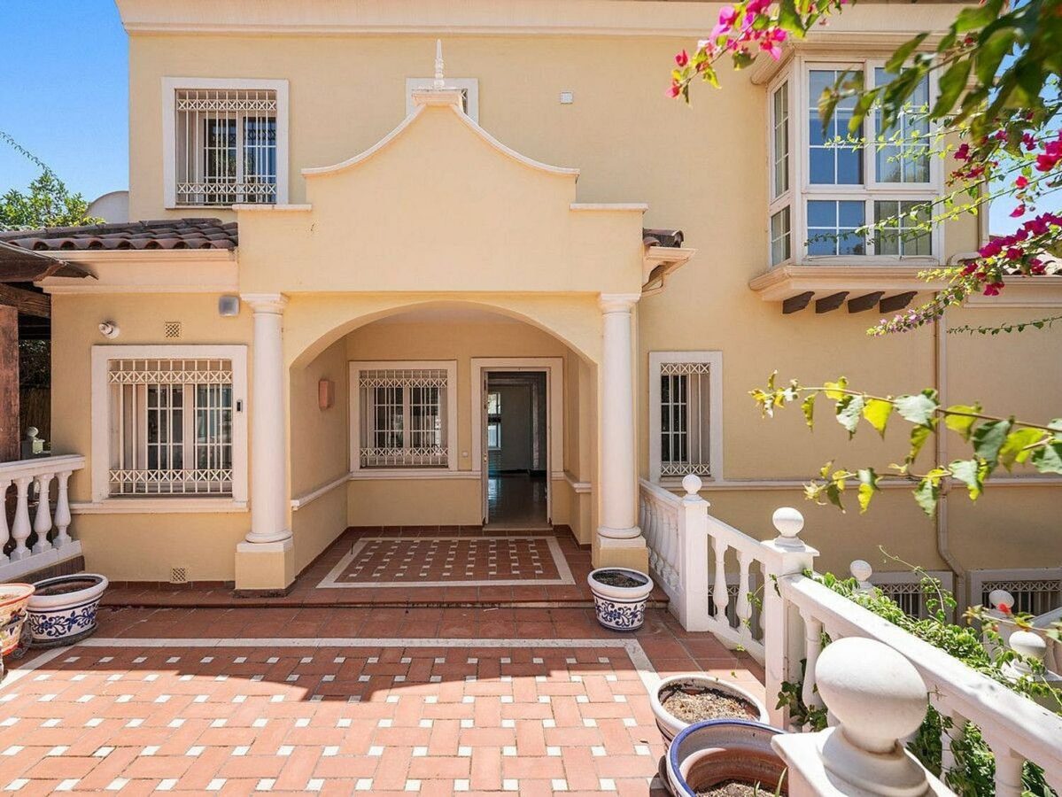 Beachside villa with renovation project Cortijo Blanco San Pedro de Alcantara