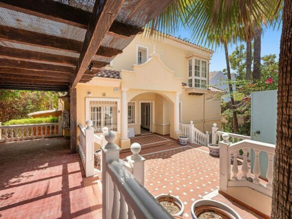 Beachside villa with renovation project Cortijo Blanco San Pedro de Alcantara