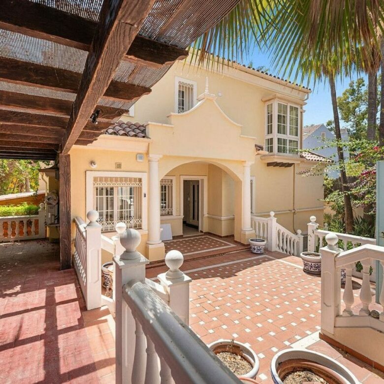 Beachside villa with renovation project Cortijo Blanco San Pedro de Alcantara