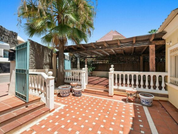 Beachside villa with renovation project Cortijo Blanco San Pedro de Alcantara