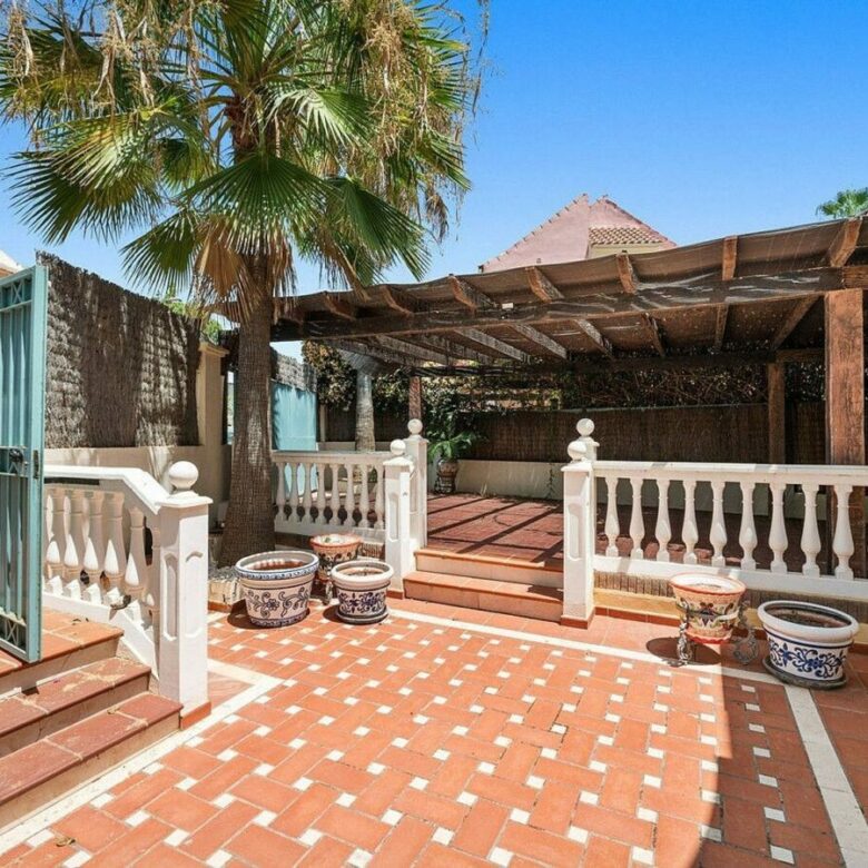 Beachside villa with renovation project Cortijo Blanco San Pedro de Alcantara