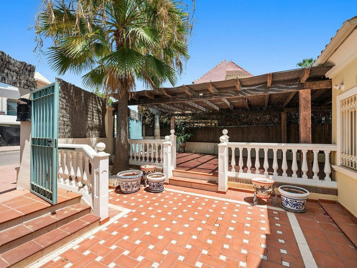 Beachside villa with renovation project Cortijo Blanco San Pedro de Alcantara